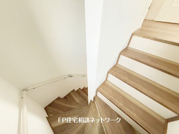 階段部分には自然の光を取り込むことの出来る、窓を配置しており明るい空間！お掃除の際には空気の換気などにも便利です。