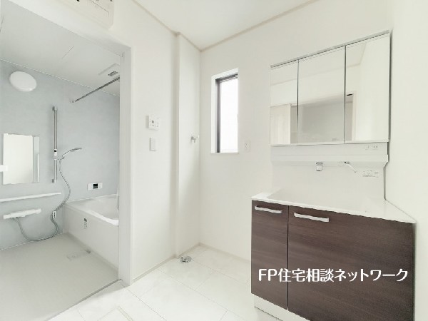 鏡の裏に収納棚を確保した三面鏡を採用。化粧品や歯ブラシなどを機能的に収納。