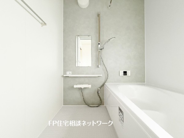 ゆったり入れる一坪バス。足を伸ばして入れるサイズは一日の疲れを癒すのに嬉しい広さ。お子様と一緒の入浴でも充分な広さです。