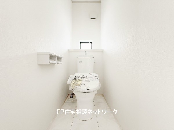 ウォシュレット、暖房便座機能付のトイレです。従来型に比べ節水効果があり、お手入れもしやすいので、家計も家事の負担も軽減してくれます。