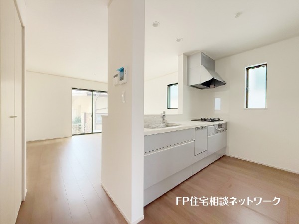 対面式のカウンターキッチンですので、出来上がったお料理をカウンターに並べてお子様が運ぶなど、お手伝いの時間も増えそうですね。