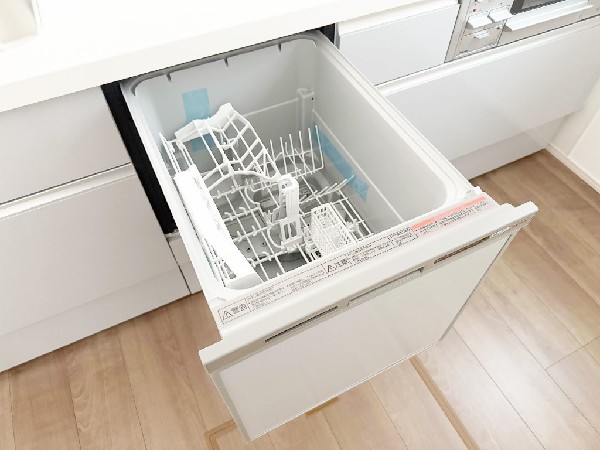 同仕様設備：手間をかけずに食後の後片付けができる食器洗乾燥機。食器の出し入れがスムーズなスライドタイプ。節水効果だけでなく、効率的に洗い物を配置できるようにラックがついています。