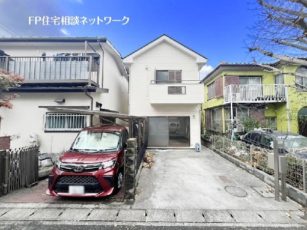 外観:南道路に面し太陽の日差しが降り注ぐ明るい住宅、敷地と道路に高低差が無くゆとりのカースペースも完備。