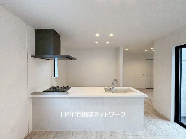 ペニュンシュラキッチンですので、出来上がったお料理をカウンターに並べてお子様が運ぶなど、お手伝いの時間も増えそうですね。