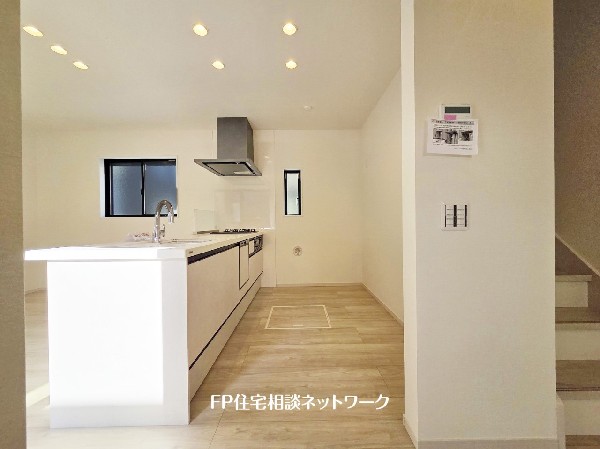 新しいキッチンは食事の支度も楽しく出来る。お手伝いをしてくれるお子様と並びながら準備や片付けが出来るキッチンは、ご家族のコミュニケーションを育む場として活躍します。