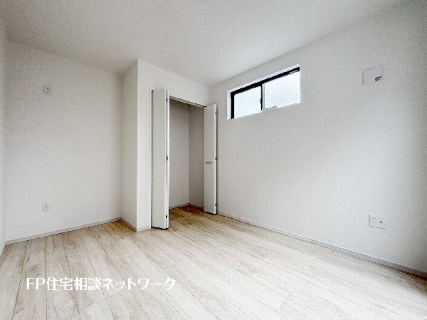 落ち着いた色合いを基調にしたフローリングは心地よく飽きのない色合いで、カーテン、家具などのインテリアを合わせやすいのもうれしい。