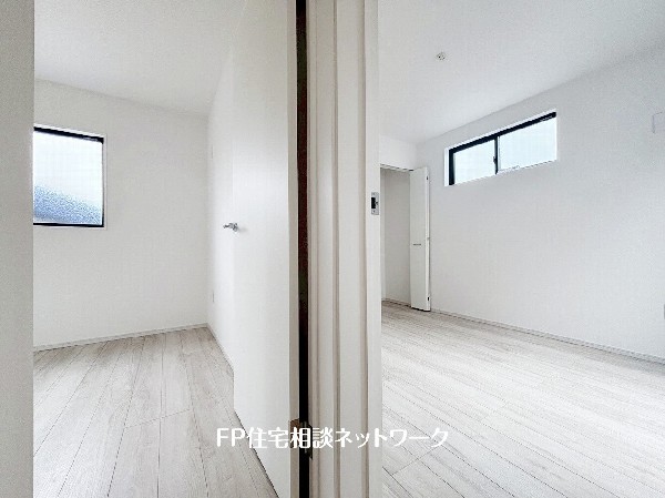 2面採光でお部屋の隅々まで明るい印象の居室。おひさまの光を、爽やかな風をたっぷりと取り込めます。居室内はいつも明るいので、毎日の生活も自然と明るくなりますね。