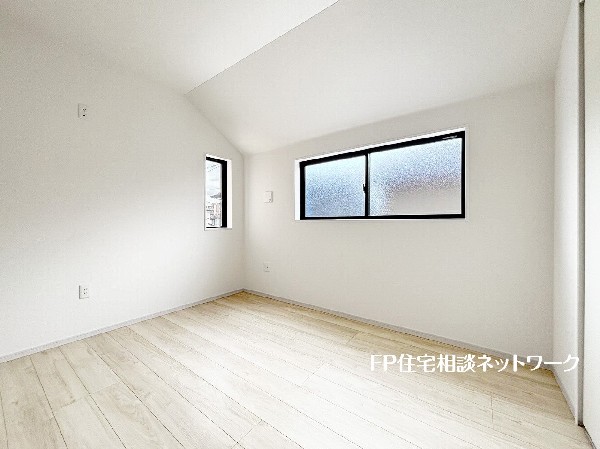 光を取り込みやすい2面採光の居室は日当良好。クローゼットの完備で収納スペースも十分。お子様にとっての「自分の部屋」。学習デスクやベッドの配置もラクラクです。