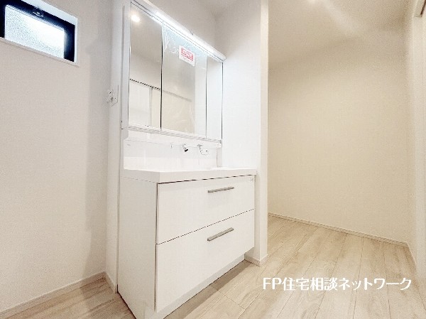 鏡の裏に収納棚を確保した三面鏡を採用。化粧品や歯ブラシなどを機能的に収納。また、三面鏡の本当の利点は三枚の鏡を合わせることで、頭の側面や背面が見れること。