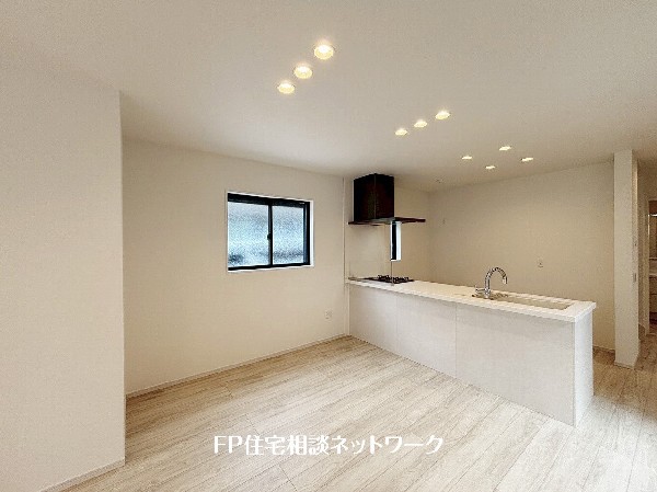 リビングで遊ぶお子様を見守りながらお料理が出来る対面式カウンターキッチンは、料理をしながらご家族との会話を楽しめます。毎日のお料理も楽しくなりますね。