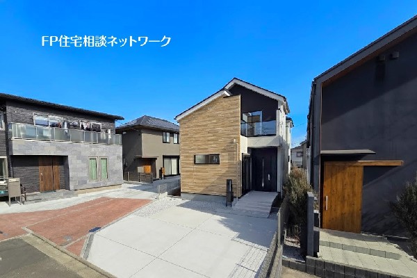 外観:市営地下鉄「北山田」駅徒歩13分！土地面積165m2のゆとり広さ、カースペースも並列2台駐車可能なデザイナーズ住宅です。