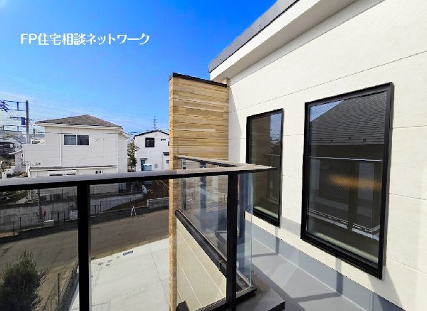 外観:この窓からの眺望がすばらしい。視界に緑が見えるので癒される。さらに遮る建物がないので遠くを望めば知らぬ間にリラックス。