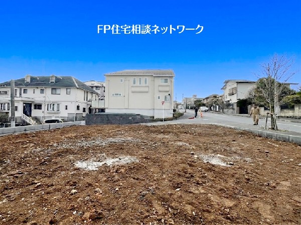 外観:ゆとりの敷地はカースペース並列2台可能で南西側から太陽の日差しが降りそそぎ広々としたLDKは家族の憩いの空間に最適です。