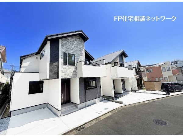 外観:【類似外観同仕様】施工例のため分譲中の建物とは外壁、屋根開口部等の形状・仕様が異なります。