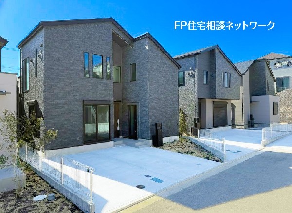 外観:【類似外観同仕様】施工例のため分譲中の建物とは外壁、屋根開口部等の形状・仕様が異なります。