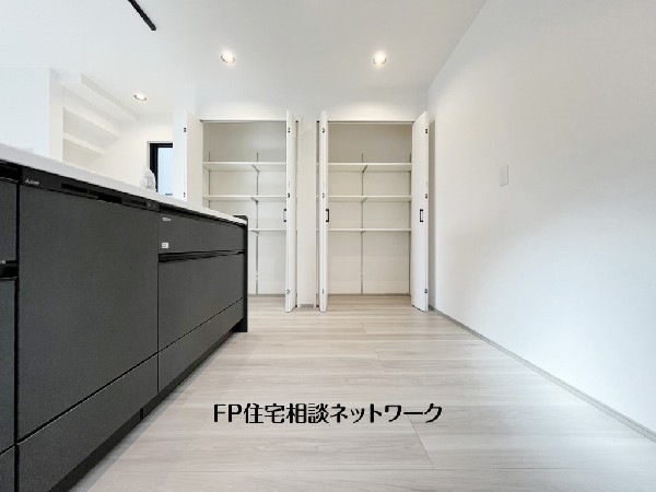 広々キッチンは収納も大容量。お鍋やフライパン、油や調味料はもちろんのこと、ビールや非常食なども収納できるほどの収納スペースを確保しています。