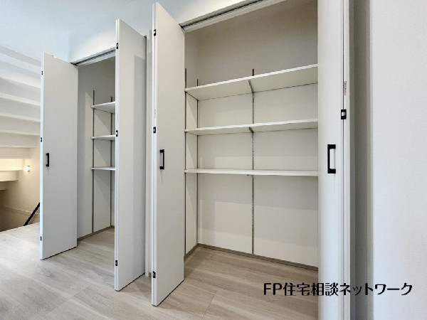 キッチン横にはパントリースペースを完備。食べ盛りのお子様がいるご家庭や平日共働きで忙しくなかなか何度も買い物に行けないママにとって非常に便利な収納スペースです。