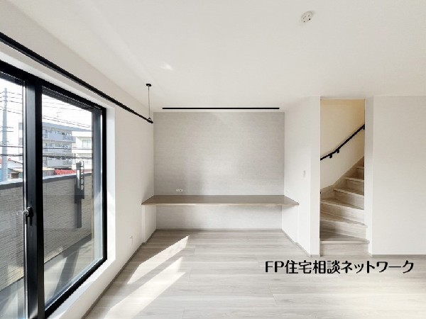 ある時はお子様のスタディスペースとして、観賞用のディスプレイとして、などいろいろな用途に活用できるカウンタースペース。