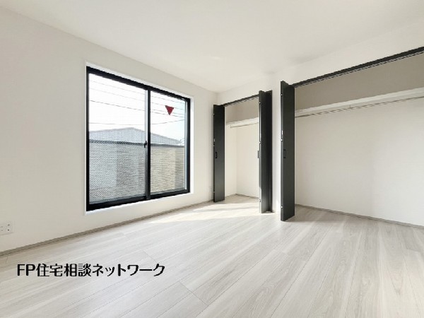 全居室には大型の収納クローゼットを完備。普段使いのお洋服や小物はもちろん、季節物のお洋服などもしっかりと整理整頓出来る。居室空間を隅々まで使えるのが嬉しい。