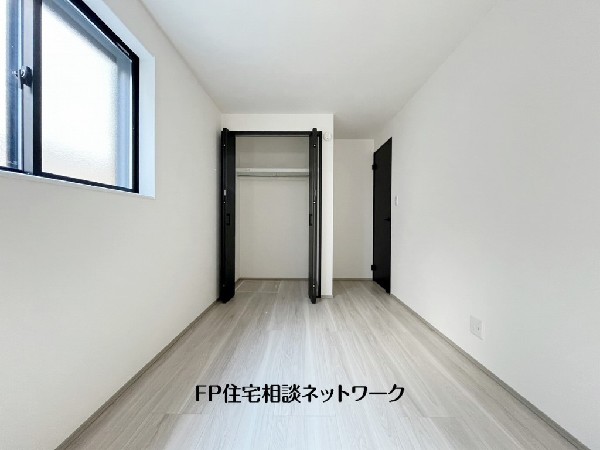 収納力が豊富な大型クローゼット。普段着やスーツはもちろんのこと、コート類などもしっかり掛けられます。奥行きもあり、部屋がスッキリしますね。