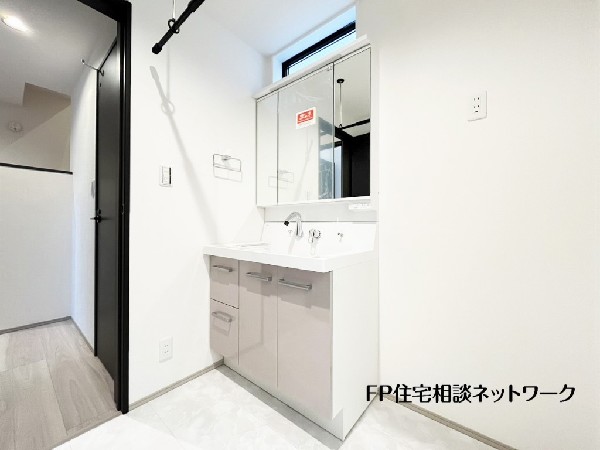 鏡の裏に収納棚を確保した三面鏡を採用。化粧品や歯ブラシなどを機能的に収納。また、三面鏡の本当の利点は三枚の鏡を合わせることで、頭の側面や背面が見れること。