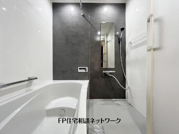 ゆったり入れる一坪バス。足を伸ばして入れるサイズは一日の疲れを癒すのに嬉しい広さ。お子様と一緒の入浴でも充分な広さです。