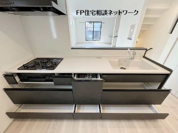 スライド収納付きのシステムキッチン。料理器具なども収納できて出し入れもスムーズ。収納量もたっぷりなので料理器具やストック調味料なども入れられる。