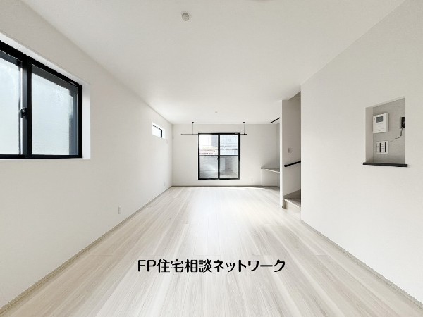 オープンな空間を生み出す、広がりとゆとり。家族と過ごす時間を大切にしたい方にぴったりのゆとりある住空間です。日差しがリビングの隅々までしっかりと届きます。