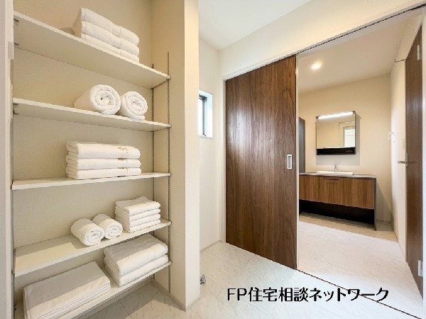 【脱衣所】  本画像はAIがCGで小物作成しており、実際の現地に小物は設置されておりません。また、販売価格に小物等は含まれておりません。