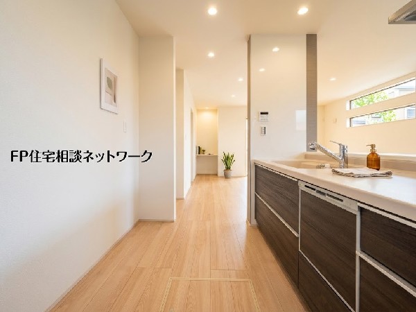 【キッチン】  本画像はAIがCGで小物作成しており、実際の現地に小物は設置されておりません。また、販売価格に小物等は含まれておりません。