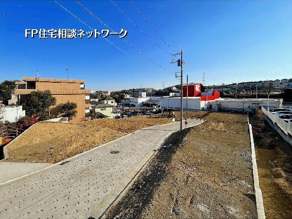 外観:見晴らしのよい立地に計画された建築中の現場。広い道路とゆとりある配置により、4LDK・LDK20帖の広さがより感じられます。