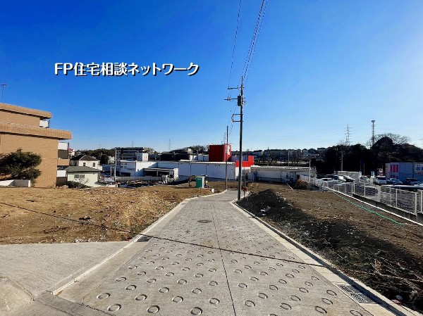 外観:前面道路にゆとりがあり、車の出入りがしやすい分譲地。車2台駐車に対応した4LDK、LDK20帖の広さを活かした住まい計画です。