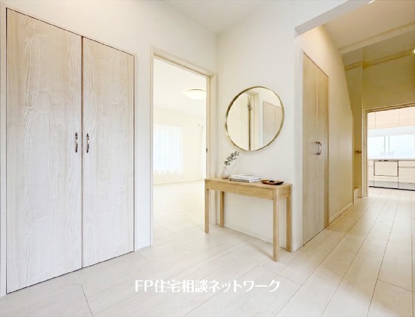 【1階ホール】  本画像はAIがCGで家電を作成しており、実際の現地に家電は設置されておりません。また、販売価格に家電等は含まれておりません。