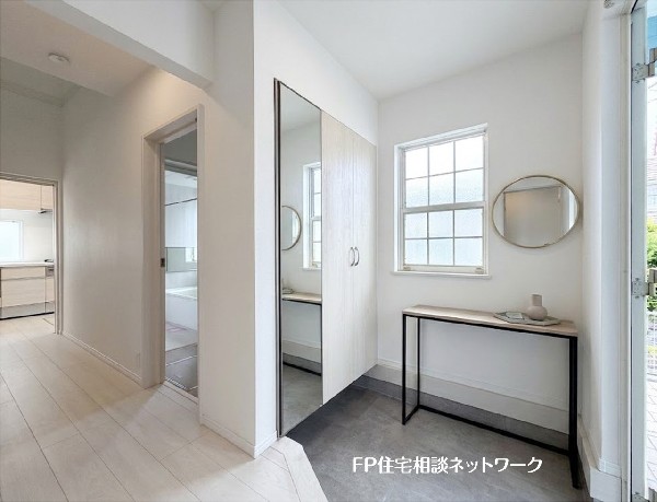 【玄関】  本画像はAIがCGで靴・小物を作成しており、実際の現地に靴・小物は設置されておりません。また、販売価格に靴等は含まれておりません。