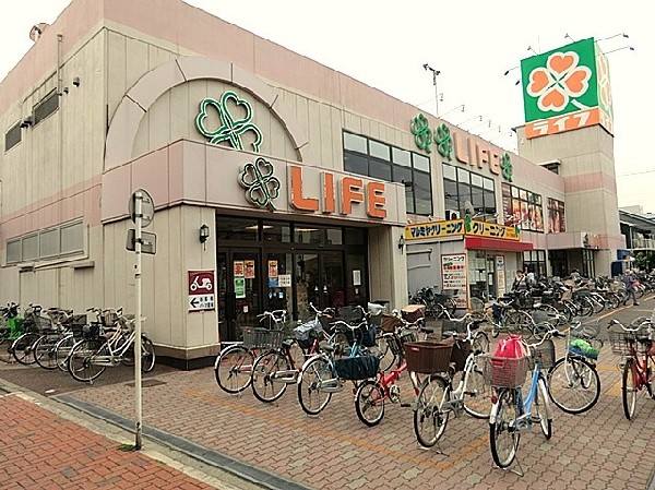 周辺環境:ライフコーポレーション川崎桜本店(首都圏にも多くの店舗を持つ、大阪発祥の総合スーパーマーケット。)