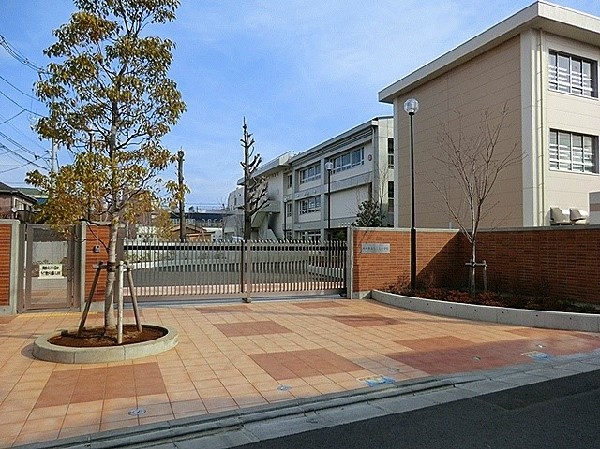 周辺環境:さくら小学校　(心やさしい子 進んで勉強する子 明るく元気な子を教育目標にした小学校です。)