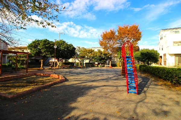 周辺環境:梶ヶ谷金山公園(お砂場、ブランコ、滑り台のある公園、周囲からの見通しもよく安全です。)