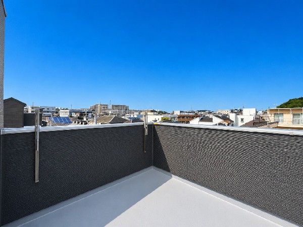 外観:多用途にご利用いただける大型ルーフバルコニーです。天気の良い日にはテーブルとイスを並べて外でお食事なども楽しめ、ご家族憩いの場としてもご利用いただけます。