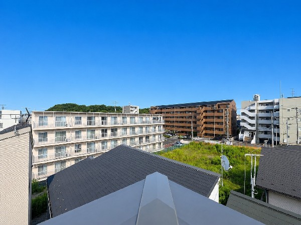 外観:四季を通じて自然と触れ合えるスポットが周辺には盛りだくさん！お散歩やジョギング、週末のご家族での遊びに最適です。目の前に広がる開放感とゆとり、暮らしの夢を育む理想の住まいがここにはあります。