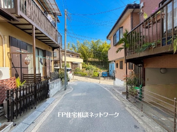 外観:2階建て住宅が建ち並ぶ閑静な住宅街に位置し、通りから1本入った現地は静かな日常を送る事が出来ます。