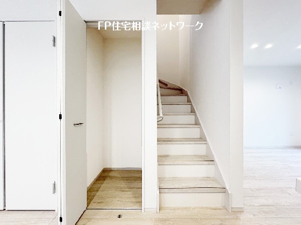 なにかと物が溢れがちなリビングに、マルチにご使用いただける収納スペースを設けました。スッキリ片付くのでごちゃごちゃせず、リビングが広々使えます。