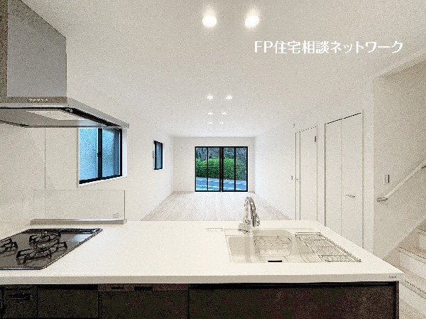 リビングで遊ぶお子様を見守りながらお料理が出来る対面式カウンターキッチンは、料理をしながらご家族との会話を楽しめます。毎日のお料理も楽しくなりますね。