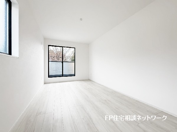 深いやすらぎへと誘う主寝室。約10帖のゆとりの広さと、落ち着いた内装仕様でプライベートな時間を心豊かにお過ごしいただけるように配慮。