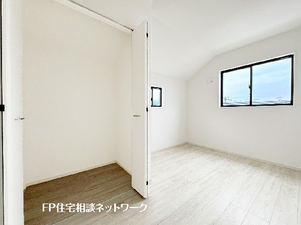 全居室には大型の収納クローゼットを完備。普段使いのお洋服や小物はもちろん、季節物のお洋服などもしっかりと整理整頓出来る。居室空間を隅々まで使えるのが嬉しい。