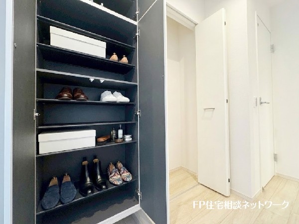 ■玄関■本画像はAIがCGで家具作成しており、実際の現地に家具は設置されておりません。また、販売価格に家具、小物等は含まれておりません。