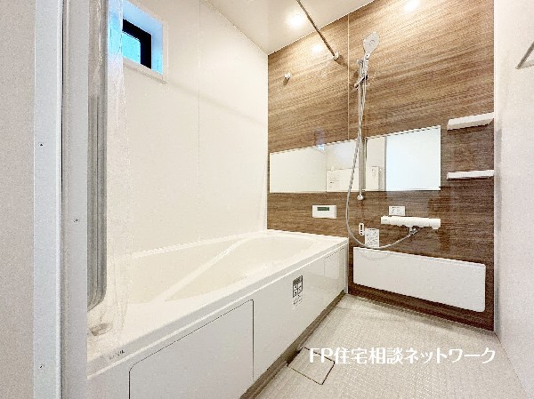 ゆったり入れる一坪バス。足を伸ばして入れるサイズは一日の疲れを癒すのに嬉しい広さ。お子様と一緒の入浴でも充分な広さです。