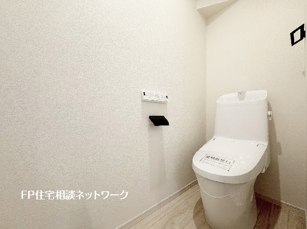 ウォシュレット、暖房便座機能付のトイレです。従来型に比べ節水効果があり、お手入れもしやすいので、家計も家事の負担も軽減してくれます。