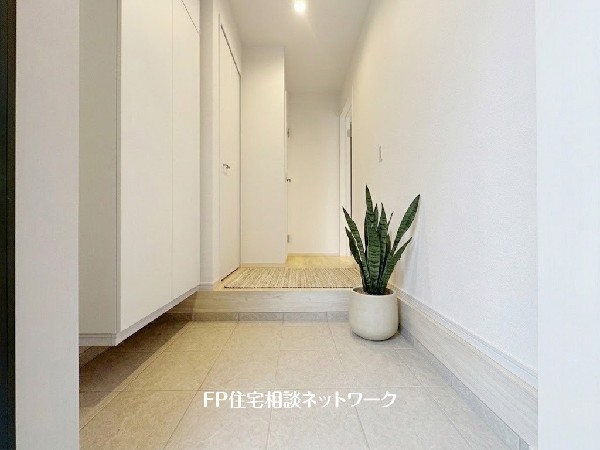 玄関ホールがスッキリ広々としていると帰る時も出ていく時も気持ちが良い。来客を出迎える玄関が綺麗ならその家の印象が良くなる。