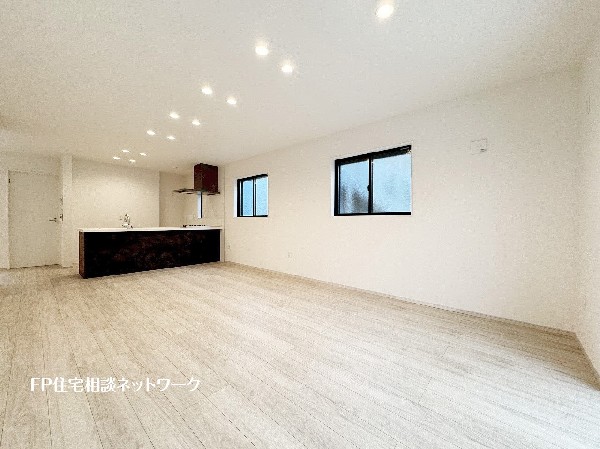 22.7帖の広々LDK。ダイニングテーブルやソファーなどの家具もしっかりと配置できます。ゆったりとした広さの空間でご家族だんらんの時間をお過ごしください。