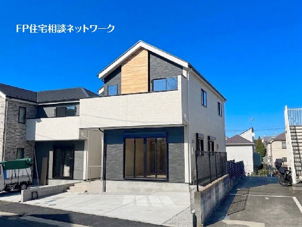 外観:小田急線「鶴川」駅徒歩10分！LDK22.7帖の大型4LDKの間取りでカースペースも2台駐車可能です。